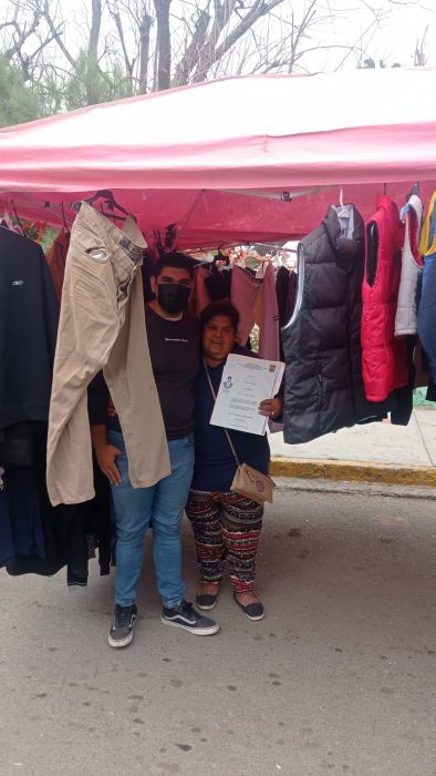 Chico junto a su madre; Joven presume que terminó su carrera gracias al puesto de tianguis de su mamá