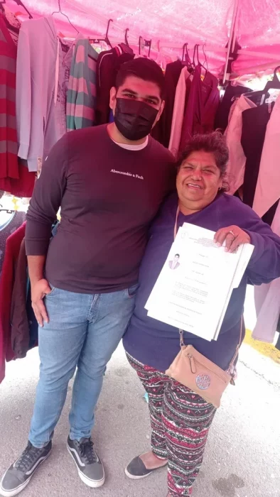 madre e hijo; Joven presume que terminó su carrera gracias al puesto de tianguis de su mamá