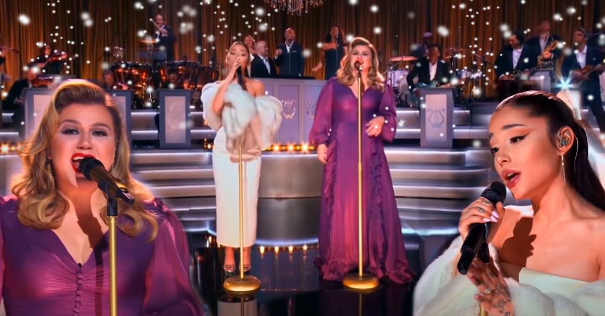 Ariana Grande y Kelly Clarkson a dueto canción de Navidad