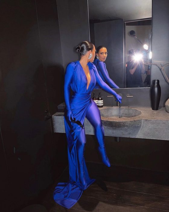 Kim Kardashian posando para una foto en el espejo de su baño