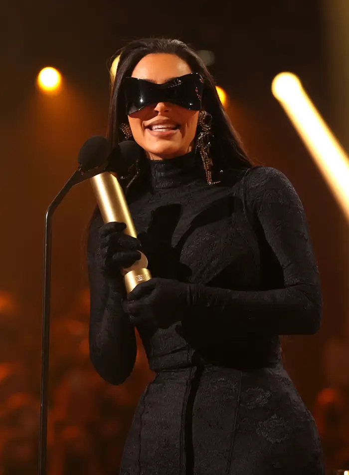 Kim Kardashian recibiendo un premio en los MTV
