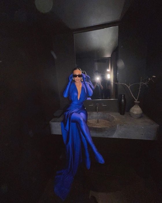 Kim Kardashian posando para una foto en el espejo de su baño
