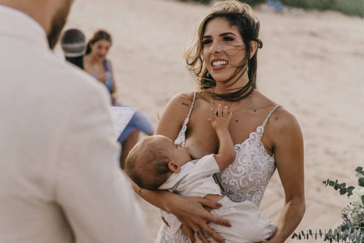 muer con su bebé en sus brazos amamantando a su bebé en su boda 