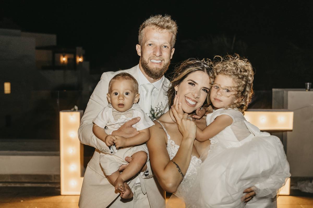 family photo of a newlywed couple in Punta Cana, Dominican Republic