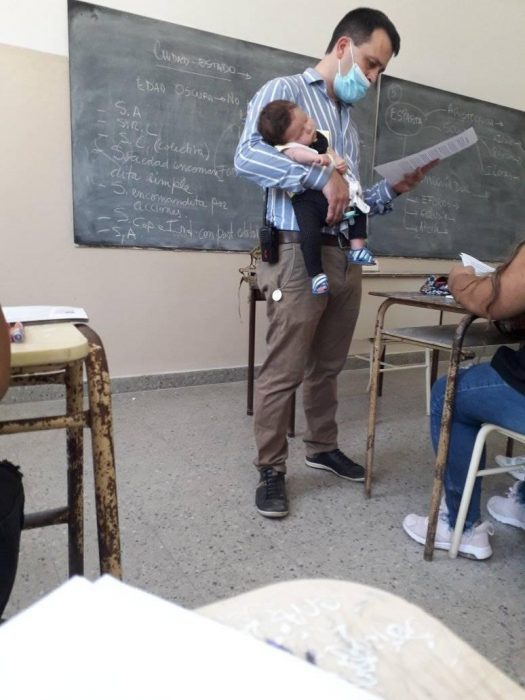 maestro cargando a un bebé; Maestro carga al bebé de su alumna para que tome su clase; su imagen se hace viral