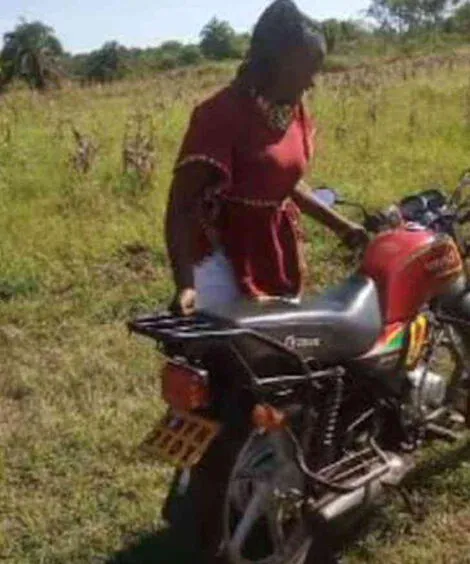 Mamá construye su propia casa tras perder la suya y haber sido engañada por su esposo