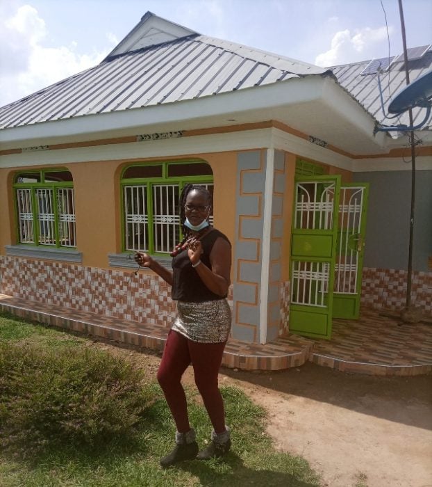Mamá construye su propia casa tras perder la suya y haber sido engañada por su esposo