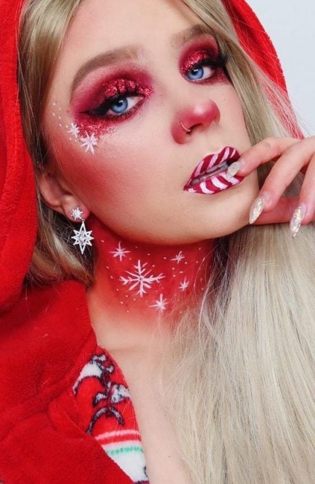 Maquillaje en tonos blanco y rojo ;15 Maquillajes navideños que te convertirán en la reina del invierno 