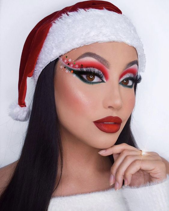 chica con sombra en los ojos en tonos rojos ;15 Maquillajes navideños que te convertirán en la reina del invierno 