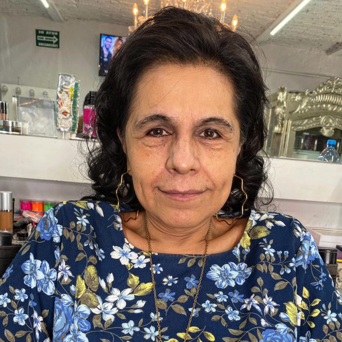 Mujer antes de realizarse un proceso de maquillaje 