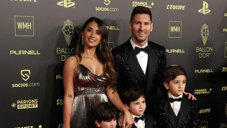 Messi y antonella en la entrega del balón de oro 