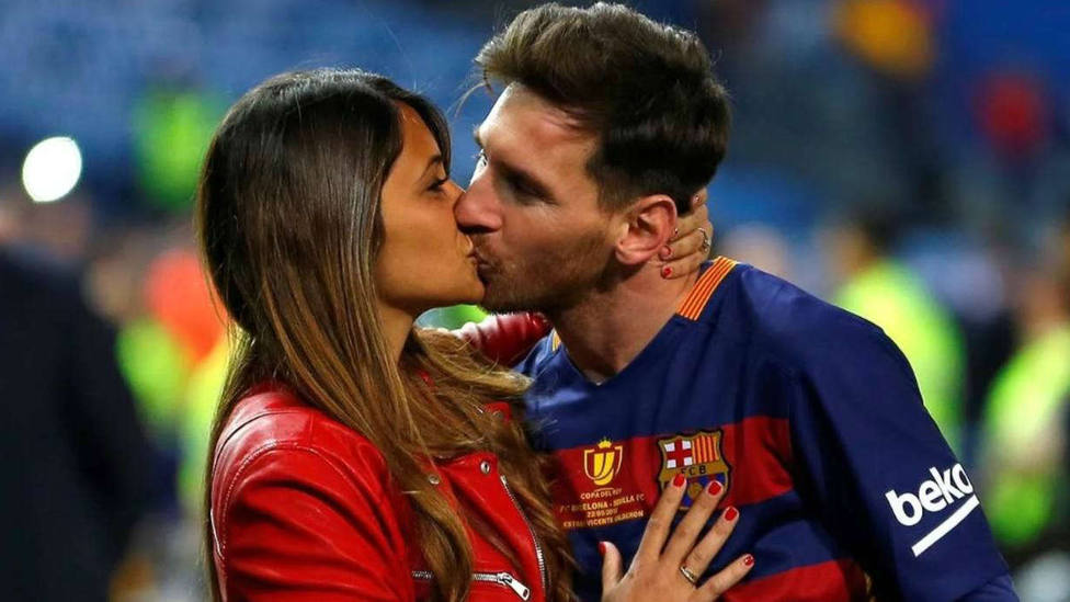 Messi and antonella in the delivery of the golden ball 