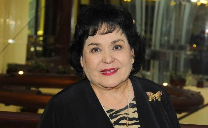 Carmen Salinas posando para una foto