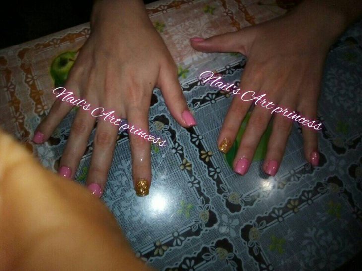 imagen de unas manos con uñas acrílicas 