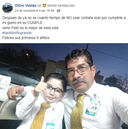 Niño junto a su abuelo posando para una foto