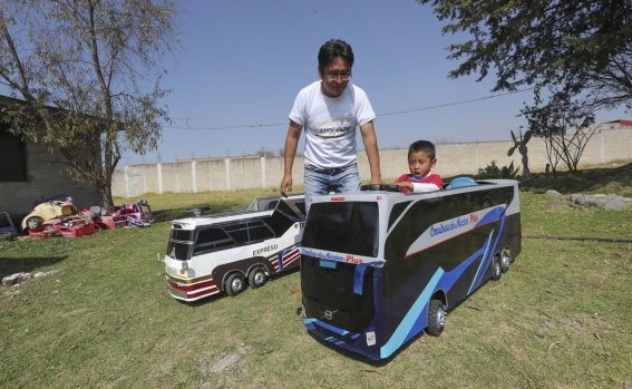 este hombre construyó un mini camión a escala para su hijo