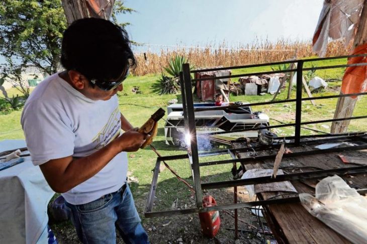 hombre creó un mini camión para regalar a su hijo Alex