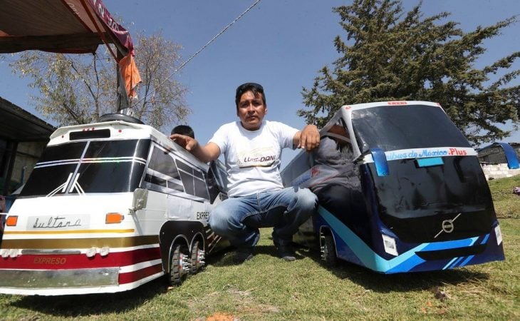 Austrebrerto Martínez Galván hombre que creó un autobús a escala para su hijo