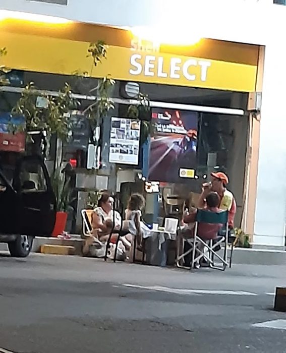 Familia en una cena; Papá tenía que trabajar en Nochebuena y su familia armó la cena en su trabajo