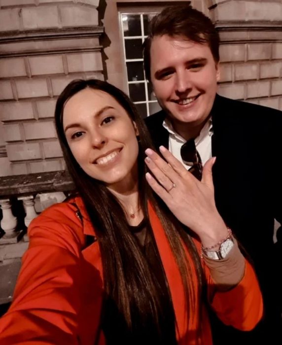 Pareja sonriendo el día de su boda 