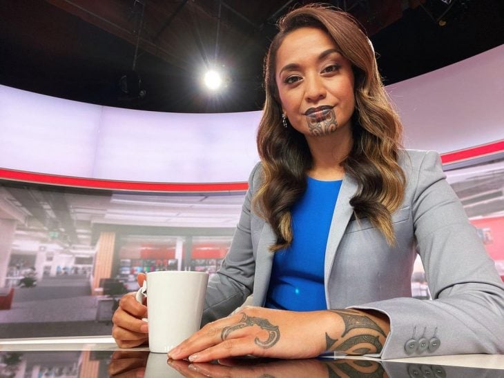 chica en un noticiero; Periodista hace historia como la primera mujer con tatuaje facial maorí en conducir un noticiero