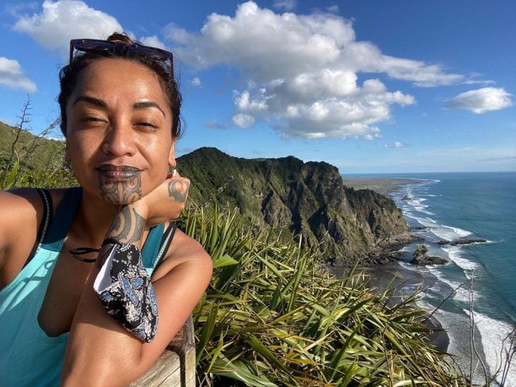 Periodista hace historia como la primera mujer con tatuaje facial maorí en conducir un noticiero
