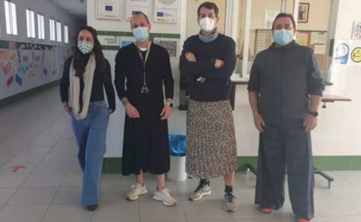 Profesores en España usando falda