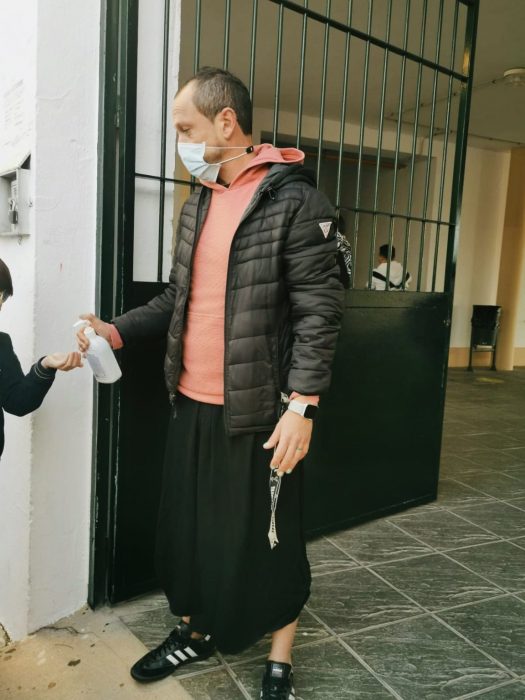 Profesores en España usando falda