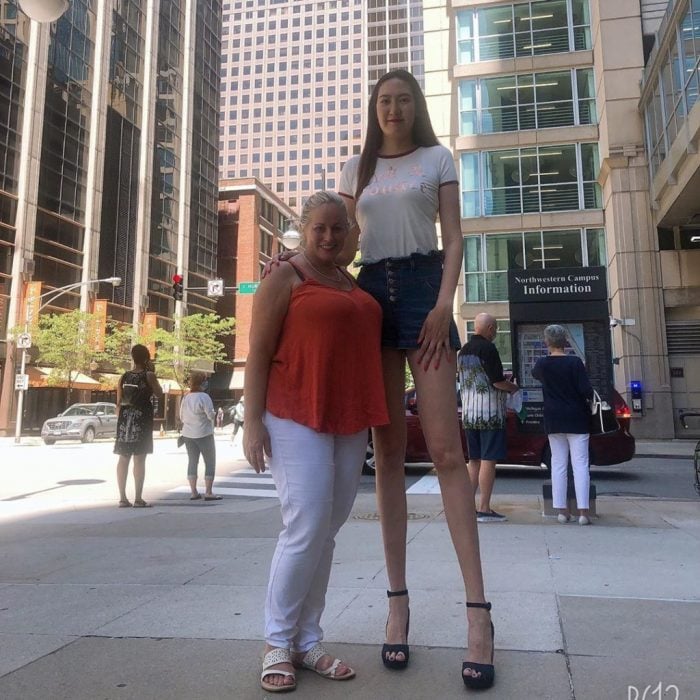 Renny la chica de piernas largas posando a lado de una mujer en Chicago