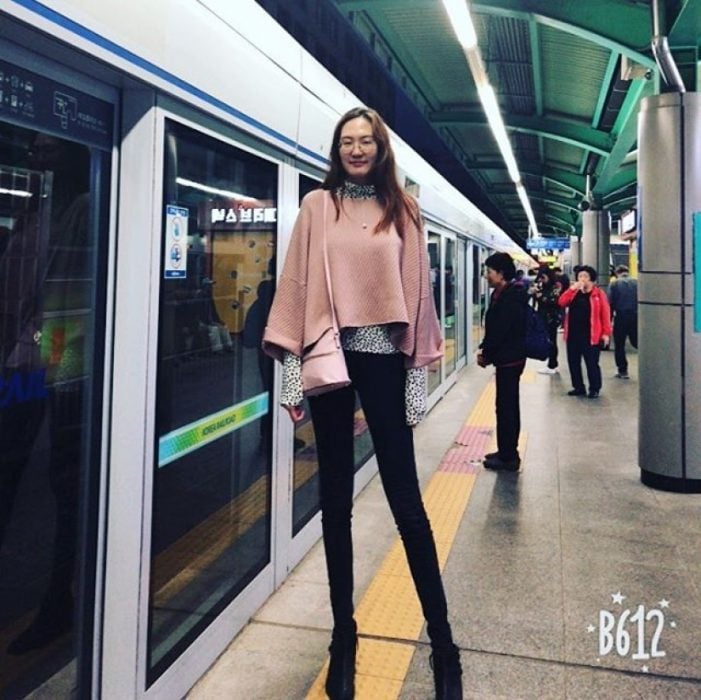 Renny la segunda chica con las piernas más largas del mundo afuera de un tren en Chicago