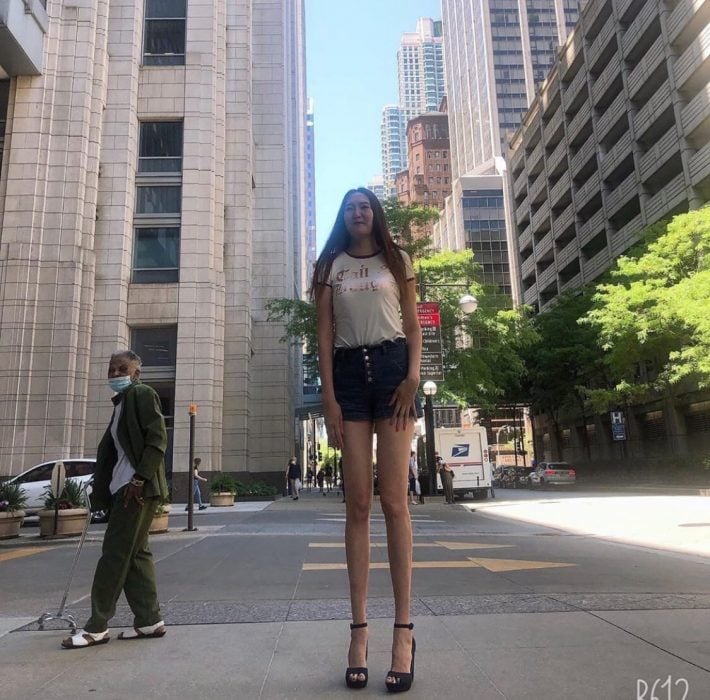 Renny la segunda mujer con las piernas más largas del mundo