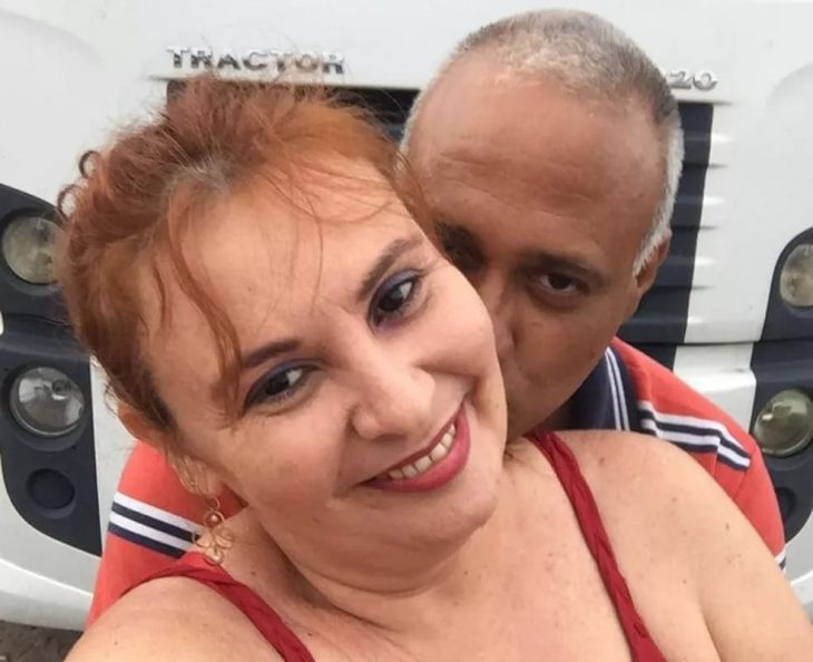 Pareja besándose; Se tuvo que separar del amor de su vida y no pudo contactarla; 20 años después se reencuentran