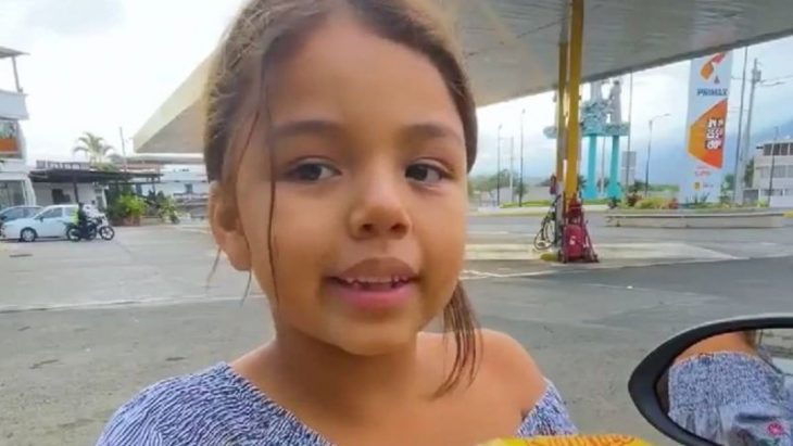 niña vendiendo dulces; Tiene 6 años, vende dulces en la calle y habla 4 idiomas; ¡es toda una guerrera!