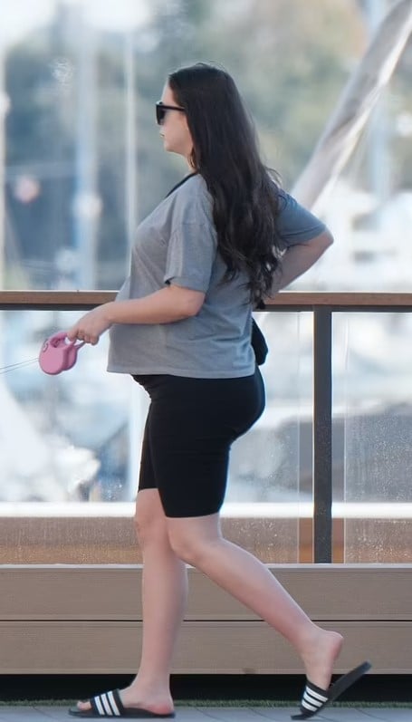 Chica embarazada caminando mientras está embarazada 