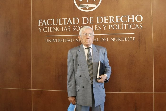 Viejito de 83 años se graduó de abogado; nunca es tarde