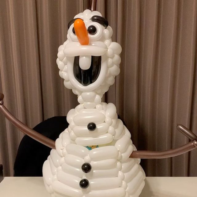 Olaf de Frozen ;artista japones crea figuras con globos