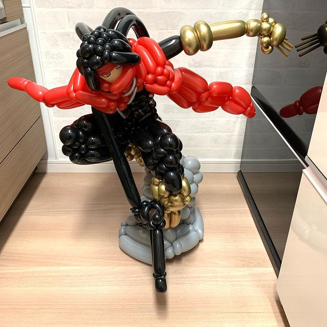 Vincent Valentine; artista japones crea figuras con globos