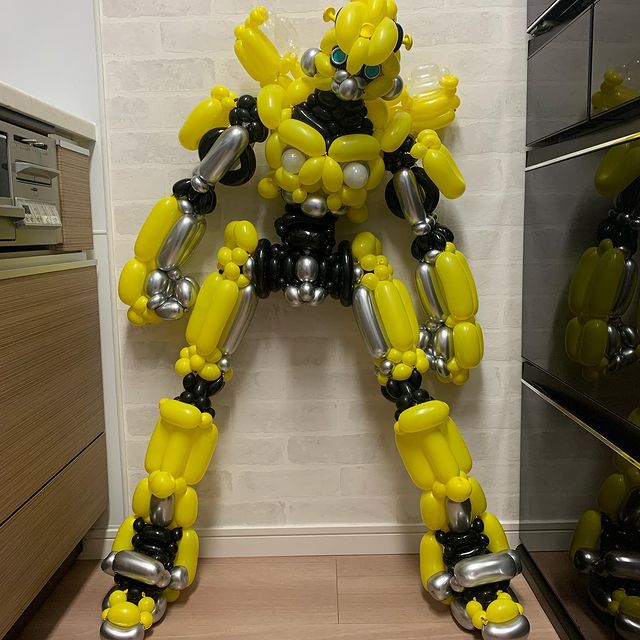 Bumblebee ;artista japones crea figuras con globos