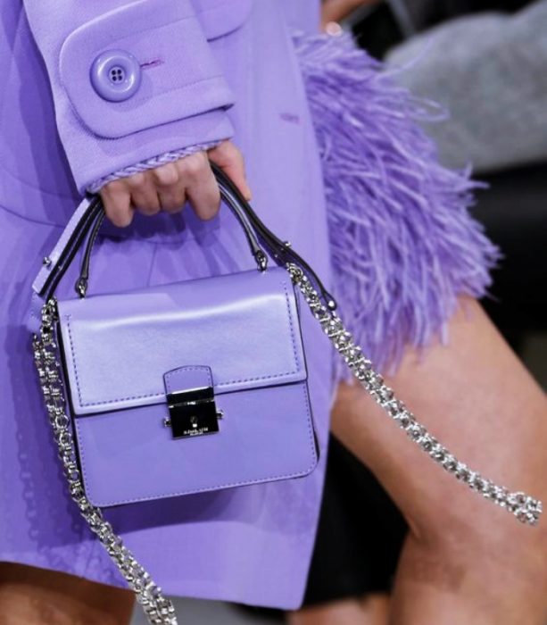 bolsos, uñas, maquillaje, botas, abrigo, tenis, accesorios y muebles de color very peri, el elegido por Pantone 2022