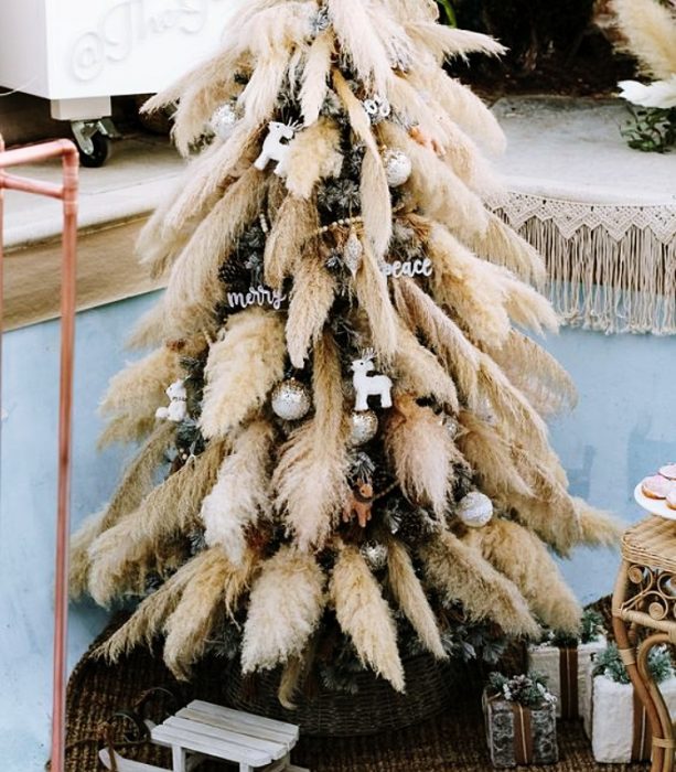 arbolitos navideños, pinitos navideños hechos o adornados con hierba de la pampa y trigo