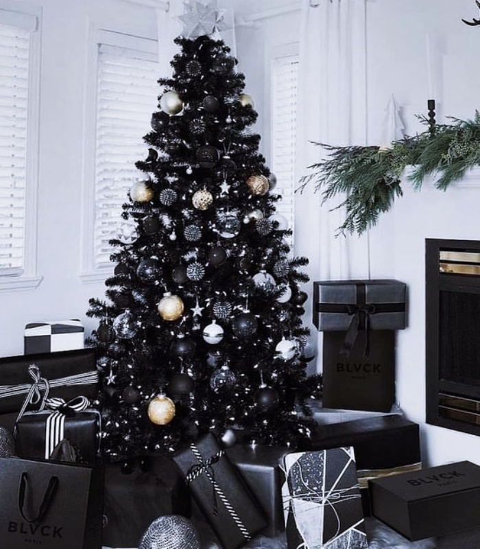 Christmas decorations, lights, pinitos, Christmas trees, spheres, garlands and decorations in black, gray, gold