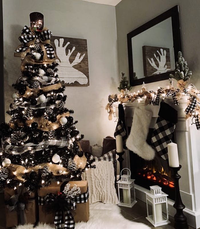 Christmas decorations, lights, pinitos, Christmas trees, spheres, garlands and decorations in black, gray, gold