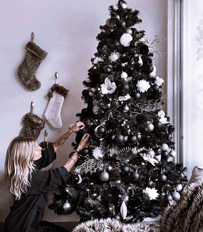 Christmas decorations, lights, pinitos, Christmas trees, spheres, garlands and decorations in black, gray, gold