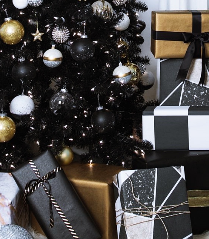 Christmas decorations, lights, pinitos, Christmas trees, spheres, garlands and decorations in black, gray, gold