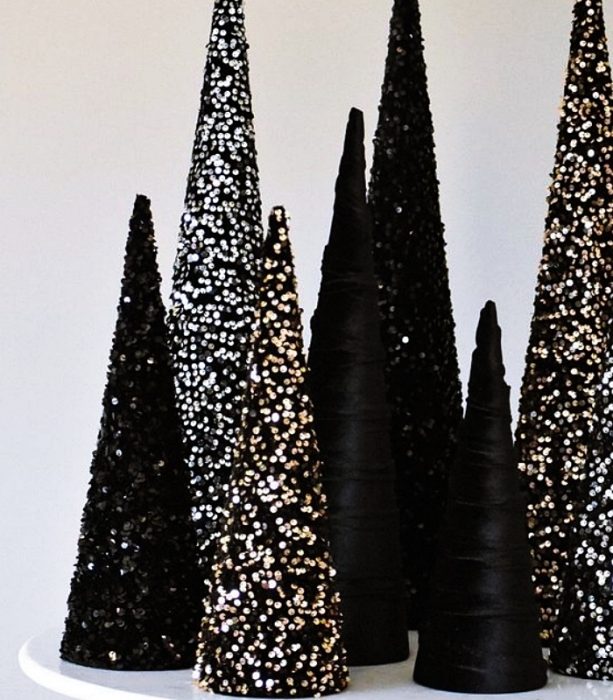decoraciones navideñas, luces, pinitos, arboles navideños, esferas, guirnaldas y decoraciones en color negro, gris, dorado