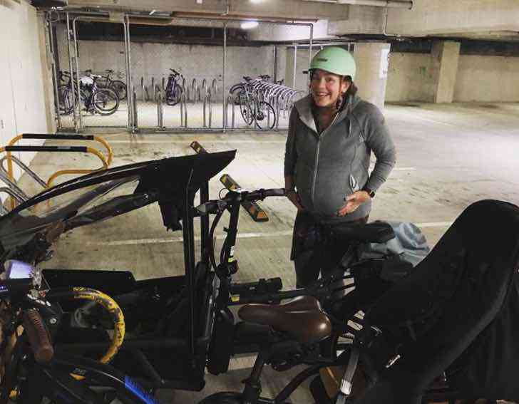 Diputada neozelandesa pedaleando su bicicleta para ir al hospital 