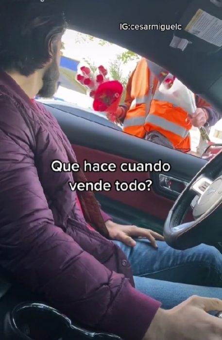 Tiktoker se detiene en la calle y le compra todas las flores a un anciano