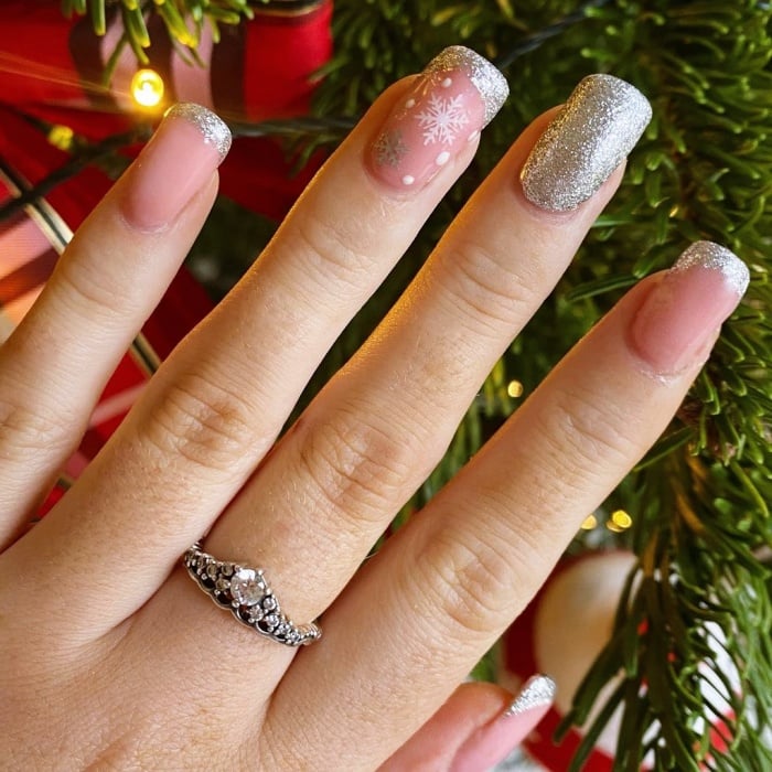 diseño de uñas postizas, de acrílico, gelish con estilo francés, punta francesa y un toque navideño con glitter, brillo, brillantina 