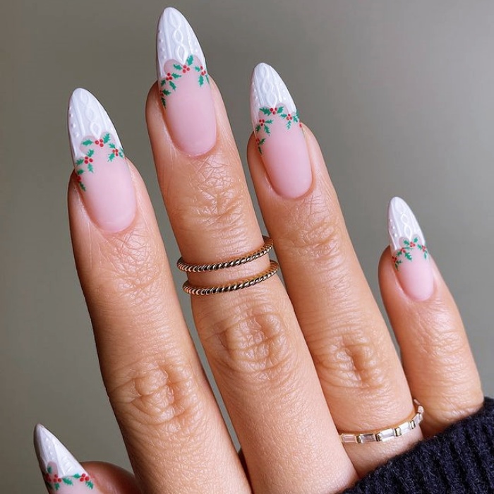 Uñas francesas con un toque navideño para la posada navideña