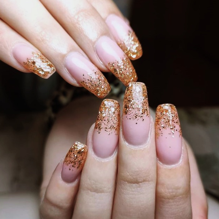 Uñas francesas con un toque navideño para la posada navideña